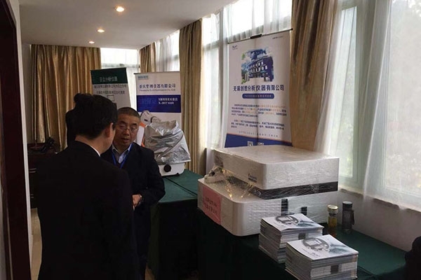 参会代表在JIANGNAN.COM江南展台前