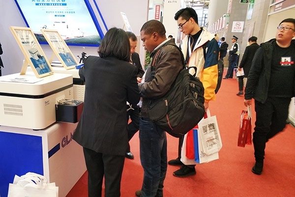 南非小哥到JIANGNAN.COM江南了解仪器