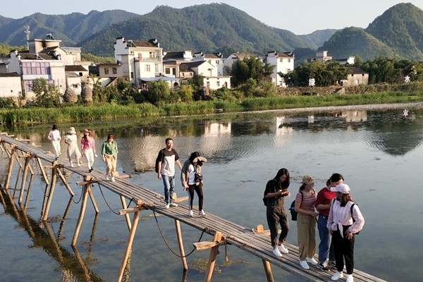 行走小木桥