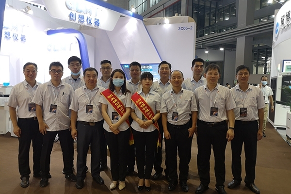 JIANGNAN.COM江南仪器GLMY在站台前留影