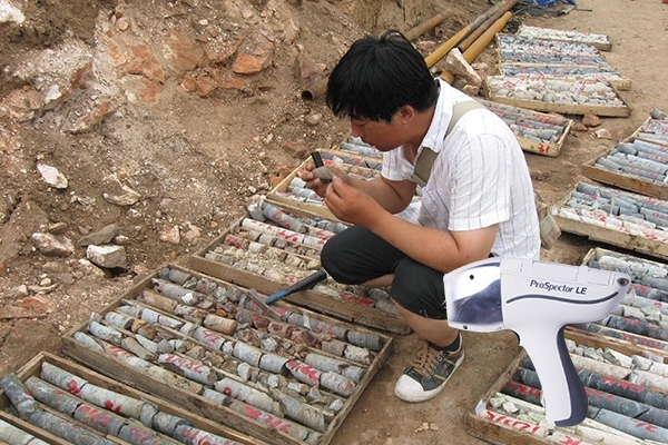 使用伊瓦特手持式光谱仪检测矿石